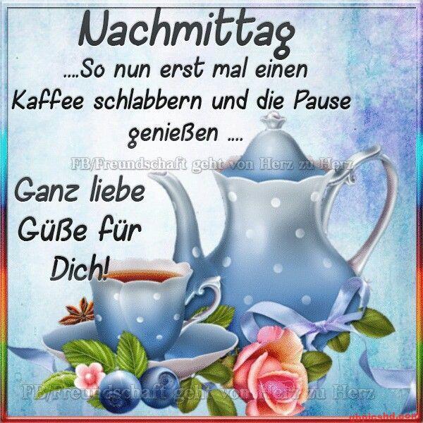 Blaue Teekanne mit Tasse Kaffee und Blumen, Text zum Nachmittag und Kaffeepause.