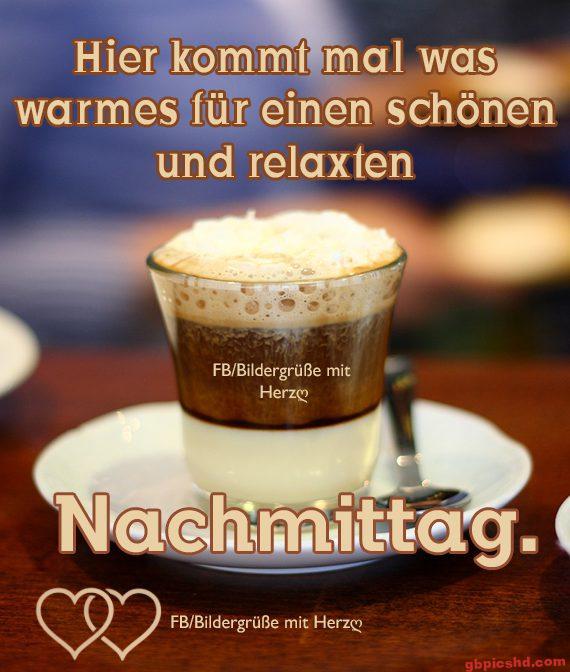 Ein Kaffee in einem Glas auf einer Untertasse als Gruß für einen schönen Nachmittag.