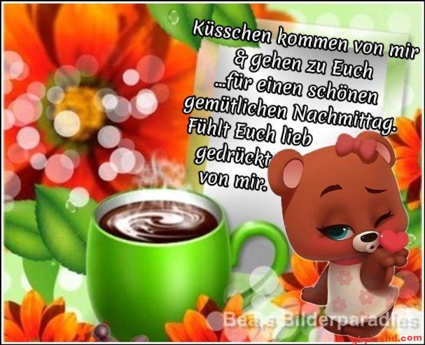 Grüne Tasse mit Heißgetränk, bunte Blumen und freundlicher Bär, Abendgruß.