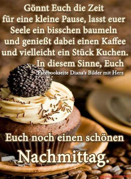 Schokoladen-Cupcake und Kaffee für eine entspannte Kaffeepause am Nachmittag.