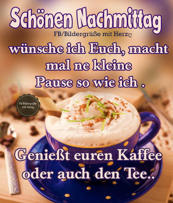 Blaue Tasse mit mit Schlagsahne bedecktem Kaffee oder Tee, Nachmittagspause mit Genuss.