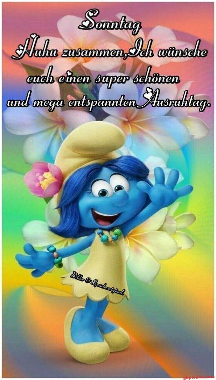 Fröhliche blaue Figur mit Blumen im Hintergrund für einen entspannten Sonntag.