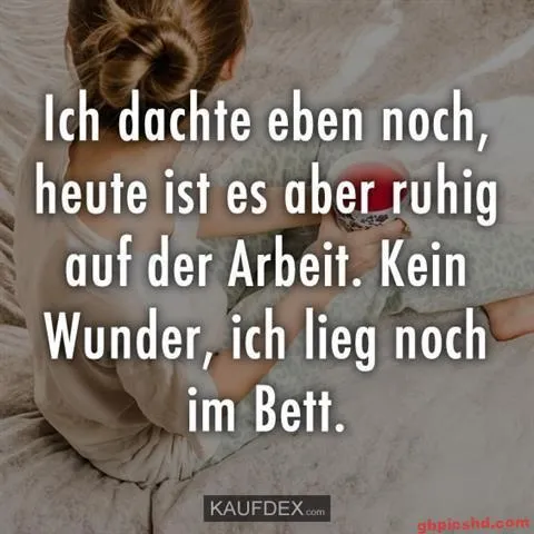 Eine Person liegt im Bett und denkt über den ruhigen Arbeitstag nach.