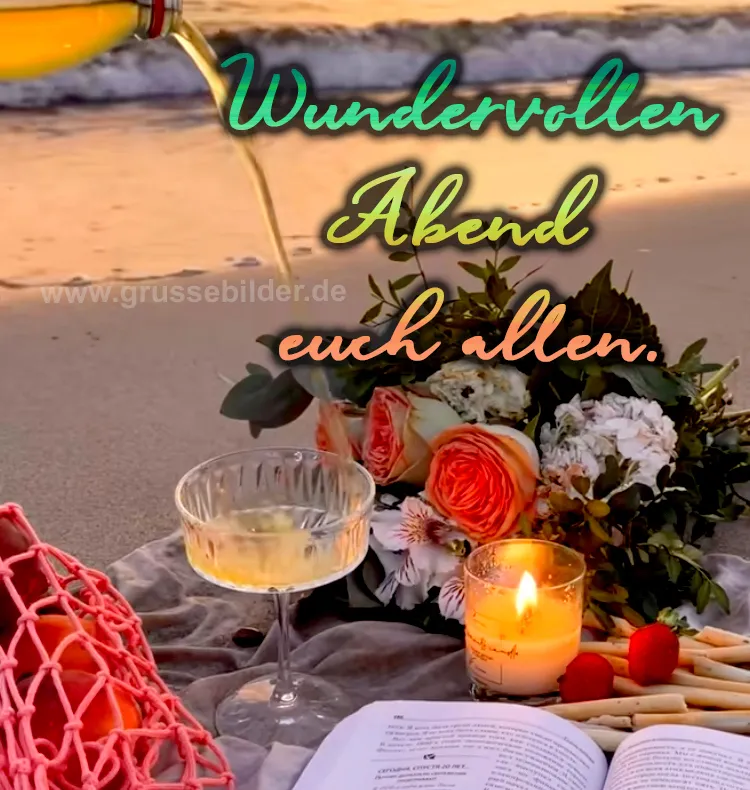 Ein Gläser mit Getränk, Blumen und Kerze am Strand bei Sonnenuntergang.