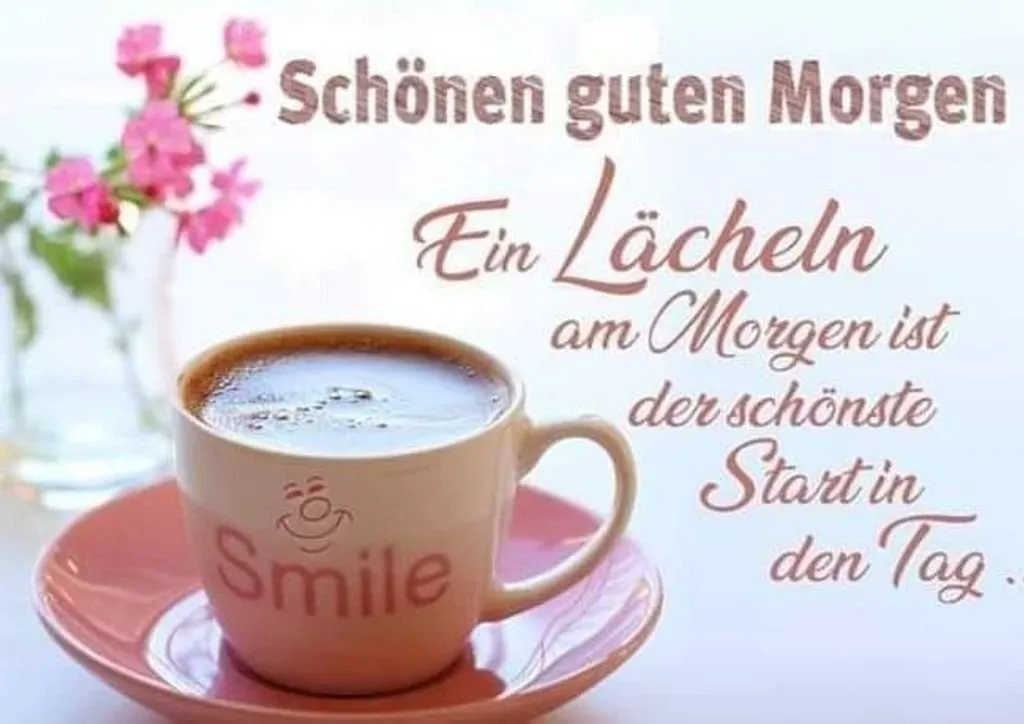 Kaffeetasse mit Aufschrift „Smile“ auf einem Unterteller, im Hintergrund Blumen.