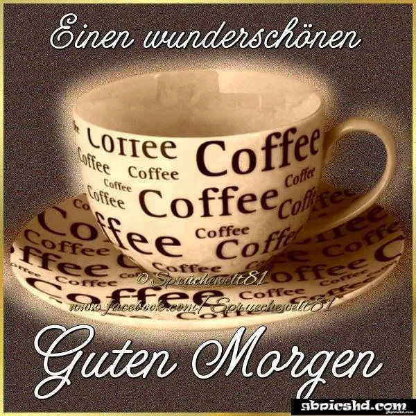 Eine Tasse mit dem Schriftzug „Coffee“ auf Unterteller. Hintergrund in sanften Farben.