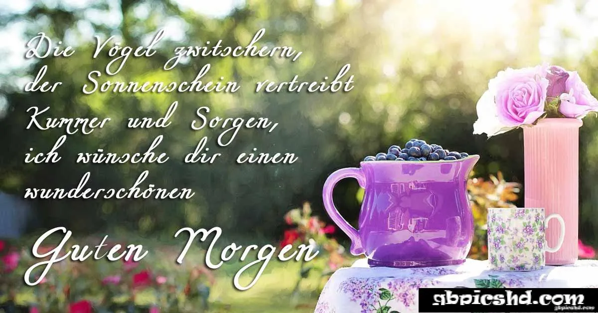 Eine lila Kanne, eine Tasse und eine Schale mit Trauben auf einem Tisch im Freien.