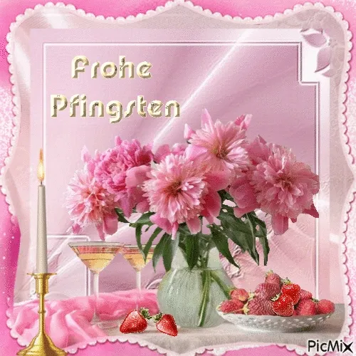 Ein Blumenstrauß in einer Vase, Erdbeeren und Gläser auf einem Tisch, im Hintergrund festliche Dekoration.