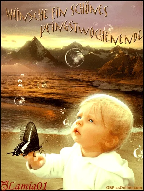 Ein Kleinkind hält einen Schmetterling am Strand mit Bergen im Hintergrund.