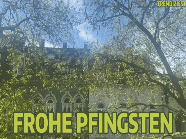 Blick auf ein Gebäude mit dem Text „Frohe Pfingsten“ in grüner Schrift.