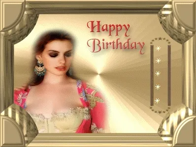 Feierlich und farbenfroh – ein schönes Geburtstagsmotiv. Eine Frau mit langen Haaren trägt Ohrringe und steht vor einem goldenen Hintergrund.