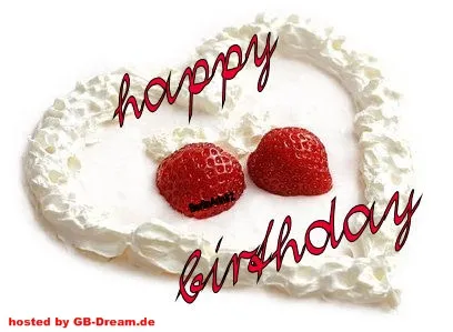 Diese Geburtstagsgrafik bringt garantiert ein Lächeln aufs Gesicht. Torte in Herzform mit Erdbeeren und Sahne, beschriftet mit "happy birthday".