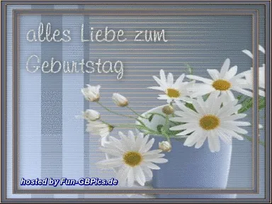 Ein stilvolles Bild mit persönlicher Note für besondere Menschen. Blaues Gefäß mit weißen Margeriten auf gestreiftem Hintergrund, Text: "alles Liebe zum Geburtstag".