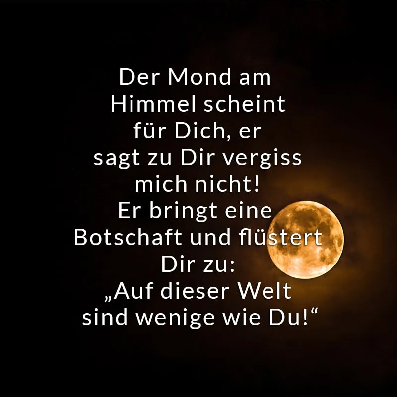 Der Mond leuchtet am Himmel mit einer Botschaft in einem poetischen Text.
