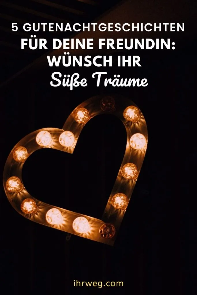 Ein beleuchtetes Herz mit der Aufschrift „Süße Träume“ auf einer dunklen Wand.