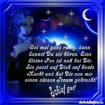 Eine Frau mit langen Haaren schaut auf einen Mond über einem nächtlichen Himmel.