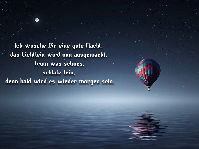 Sternenhimmel und ruhiger See, mit einem schwebenden Luftballon im Vordergrund.