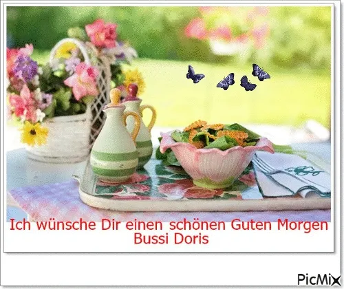 Teller mit Blumen und zwei Kannen auf einem Tisch, umgeben von bunten Blumen.