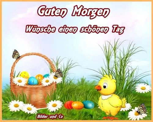 Ein gelbes Küken steht neben einem Korb mit bunten Eiern auf einer Wiese.