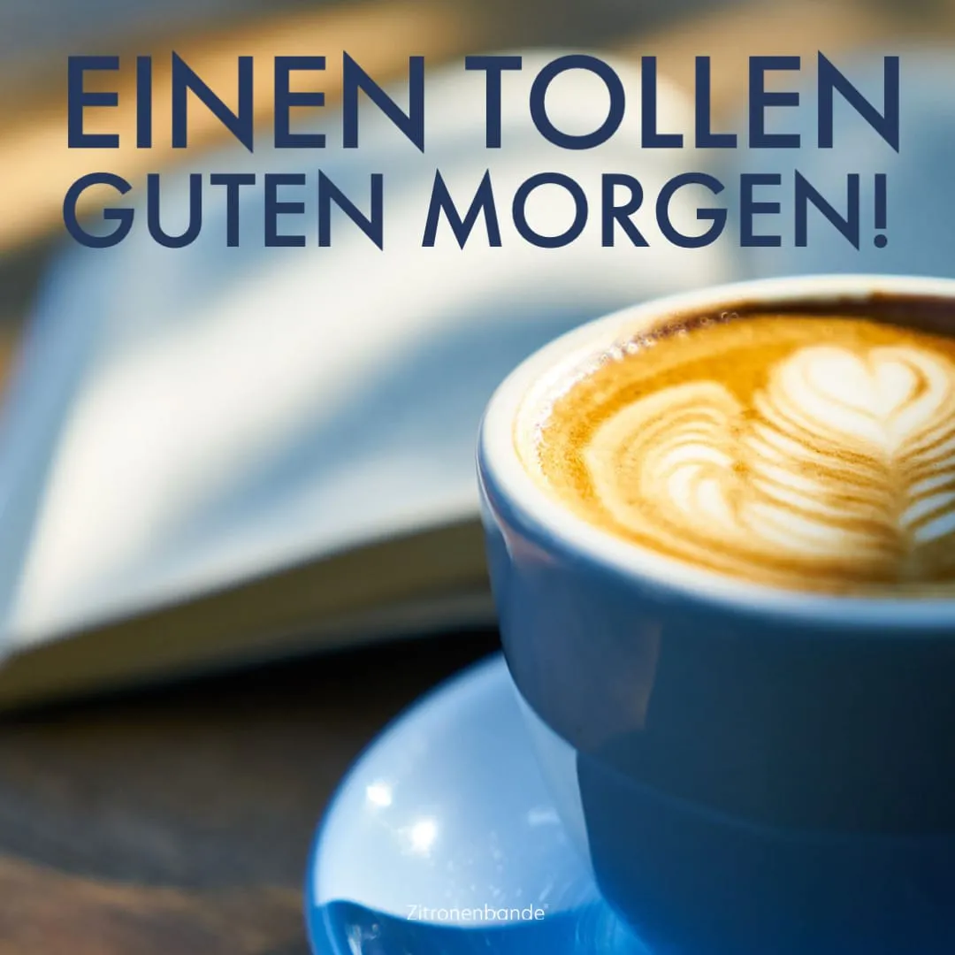 Eine Tasse Kaffee auf einem Tisch neben einem geöffneten Buch.
