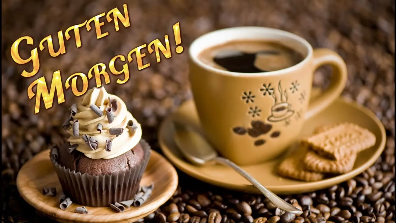 Eine Tasse Kaffee, ein Schokoladen-Cupcake und Kekse auf einer Untertasse.