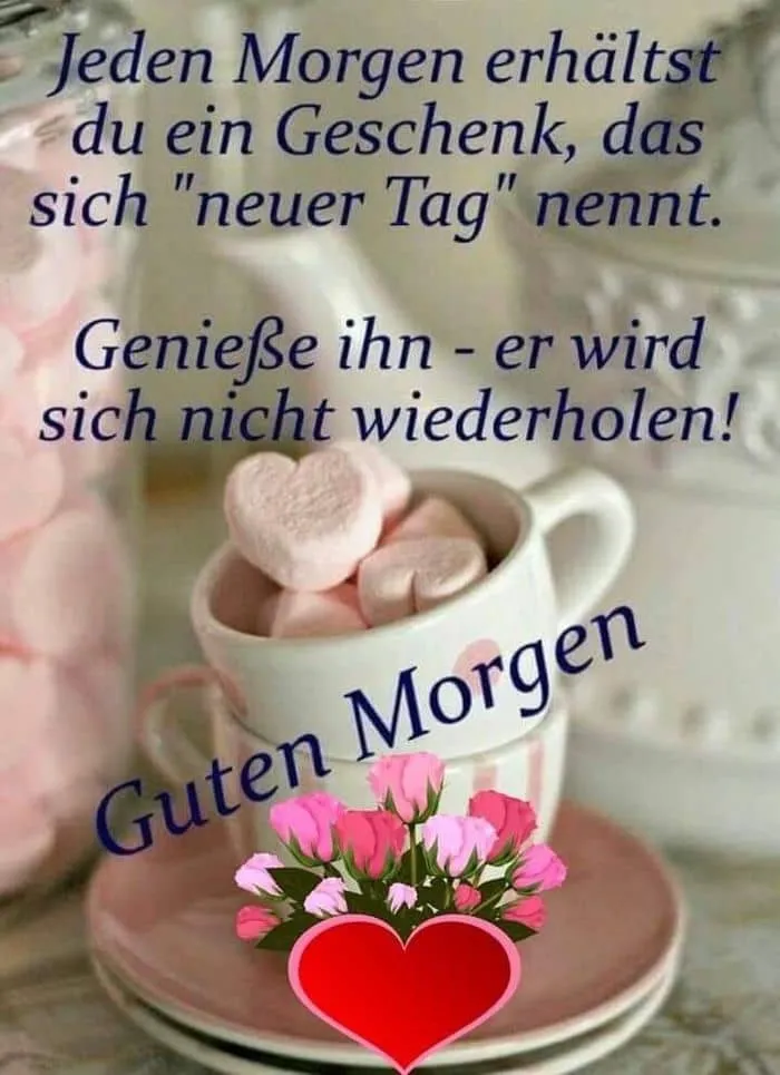 Eine Tasse mit rosa Herz-Maarshmallows und einem Morgen-Gruß als Text.