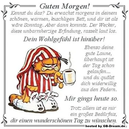 Garfield in einem Schlafanzug sitzt mit einer Tasse Kaffee auf dem Bett.