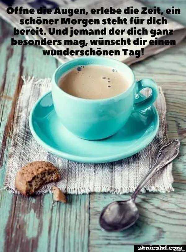 Eine Tasse Kaffee auf einem Tisch, daneben liegt ein Keks und eine Serviette.