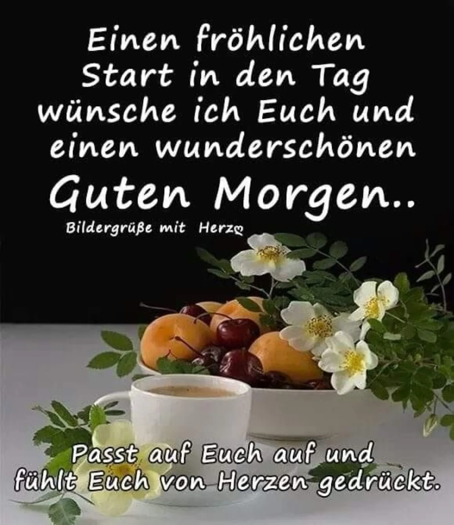 Kaffeetasse, frische Blumen und Obst auf einem Tisch mit dem Text "Guten Morgen".