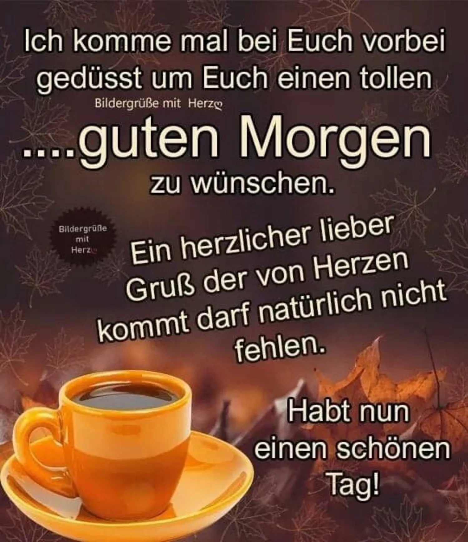 Kaffeetasse vor textlicher Einladung zu einem guten Morgen. Herbstliche Blätter im Hintergrund.