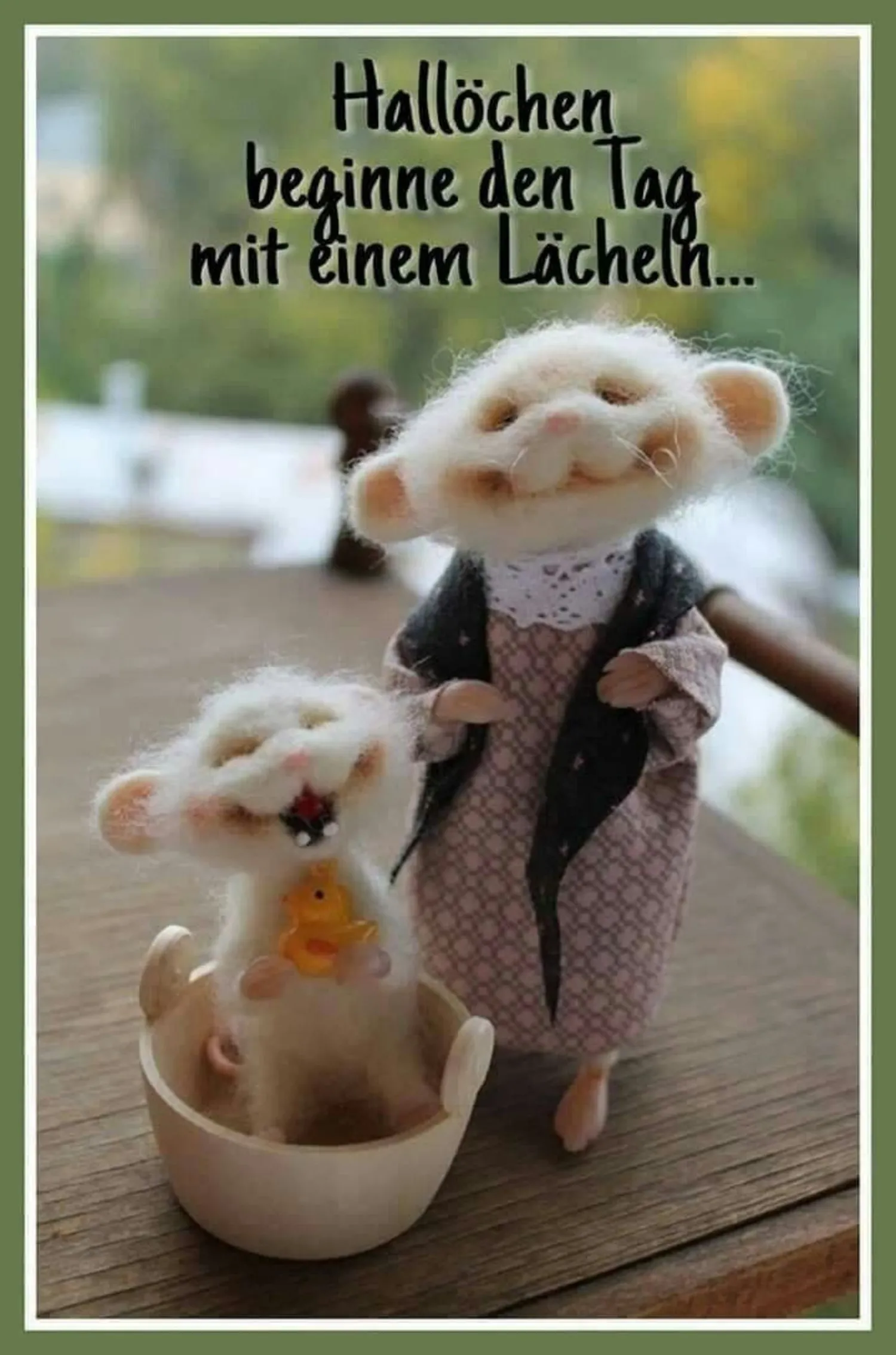 Zwei genähte Mäuse, eine mit Kleid und die andere in einer Badewanne.