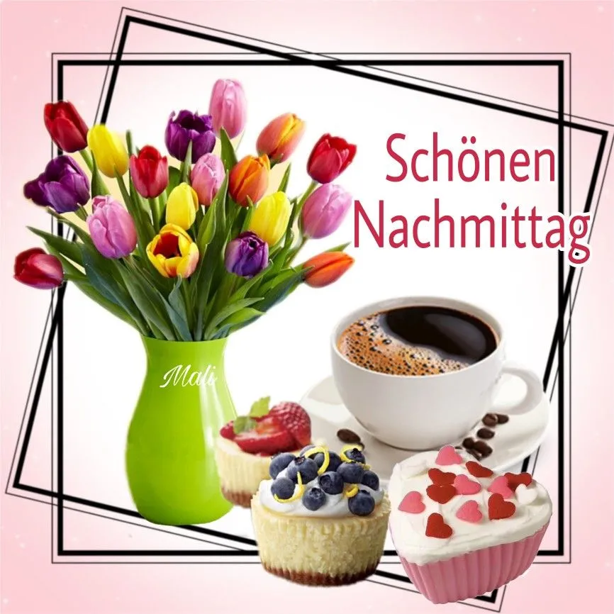 Ein buntes Blumenarrangement, Kaffee und verschiedene Cupcakes auf einem rosa Hintergrund.