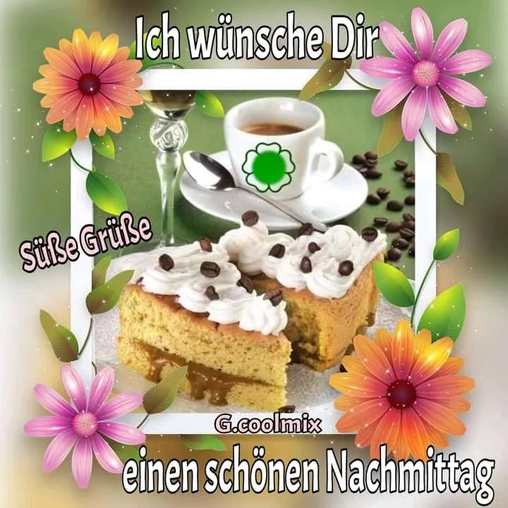 Tasse Kaffee neben einem Stück tortenartigen Kuchens auf einem Tisch, umgeben von Blumen.