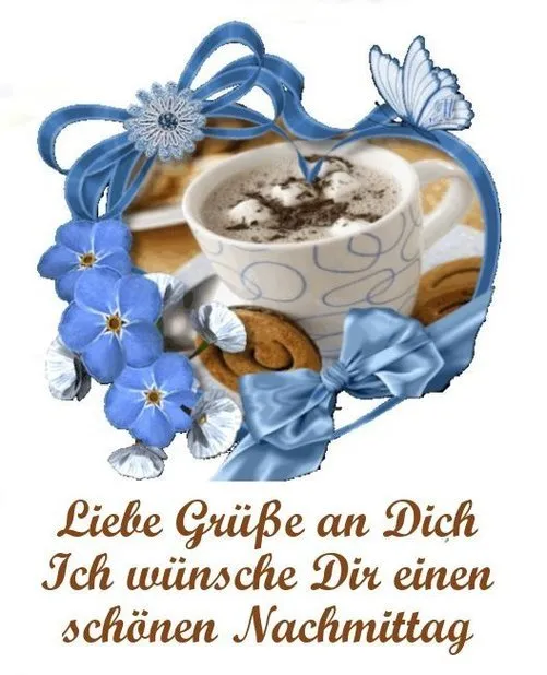 Tasse mit Kaffee, Plätzchen und blauen Blumen auf einem dekorativen Hintergrund.
