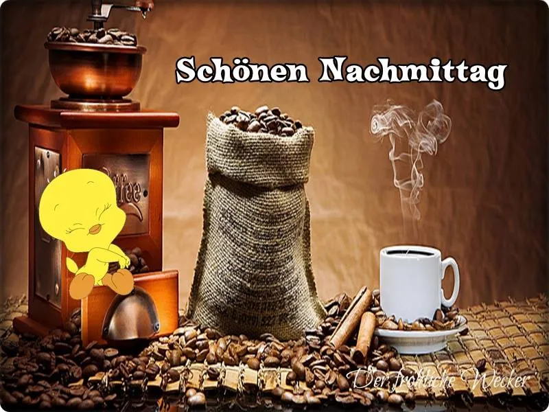 Eine Kaffeebohnenmühle, eine Tasse Kaffee und ein Beutel Kaffeebohnen.