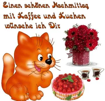 Kätzchen mit Kuchen, Tassen Kaffee und Blumenstrauß im Hintergrund.