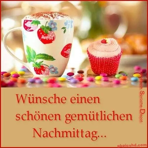 Tasse mit Erdbeermuster und Cupcake auf einem bunten Tisch, Text dazu.