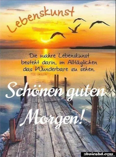 Eine Holzbrücke führt zu einem ruhigen See mit Sonnenaufgang und Vogel fliegen. Text auf Bild.