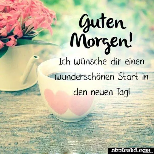 Tasse mit Herzmotiv und Blumenstrauß, Text „Guten Morgen“ im Hintergrund.
