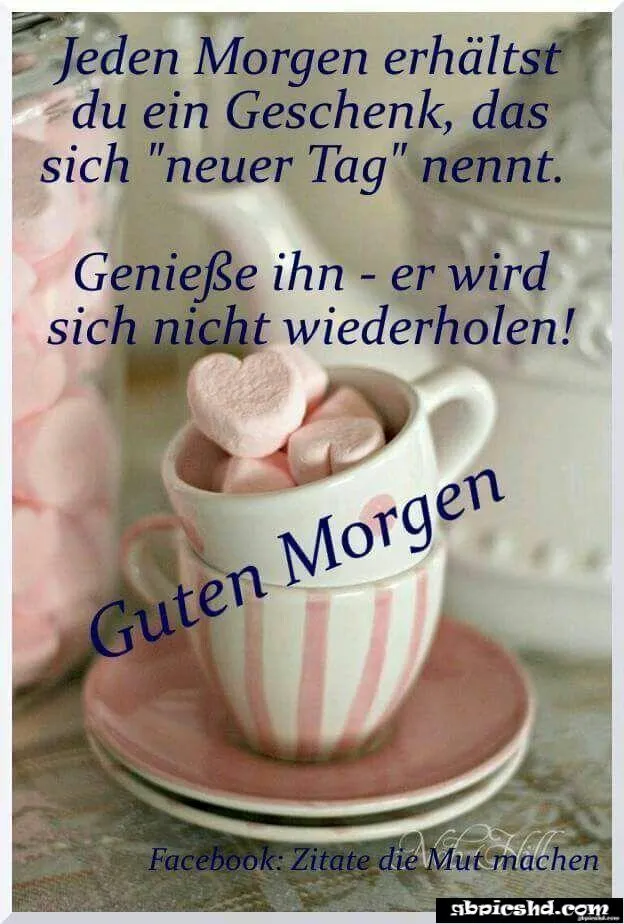 Eine Tasse mit Herzen, umgeben von rosa Süßigkeiten und einem Motivationsspruch.