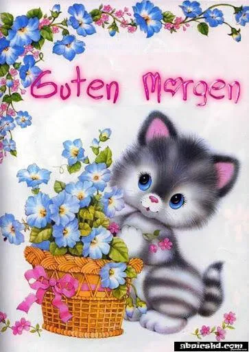 Eine süße graue Katze steht neben einem blühenden Korb mit blauen Blumen.