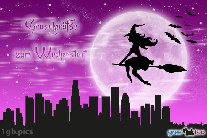 Eine Hexe fliegt auf einem Besen über eine Stadt bei Vollmond. Gruselige Elemente um sie herum.