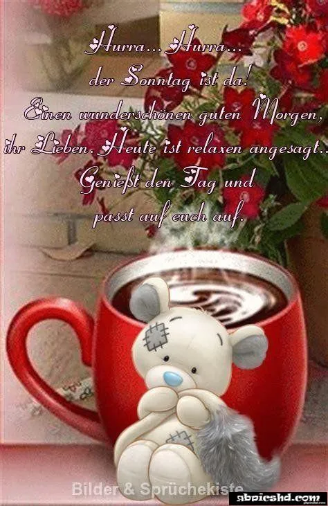 Tasse Kaffee mit einem Stofftier und Blumen im Hintergrund, Text lädt zum Entspannen ein.