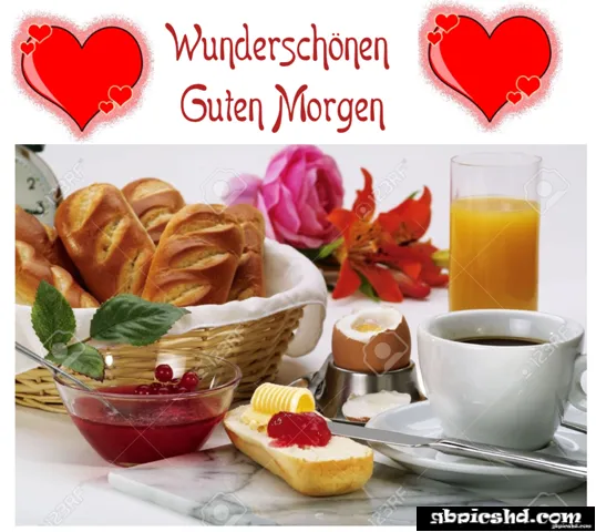 Ein Frühstückstisch mit Brötchen, Marmelade, Kaffee, Saft und einer Blume.